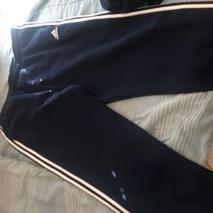 This is a adidas navy blue sweatsuit its a 2X